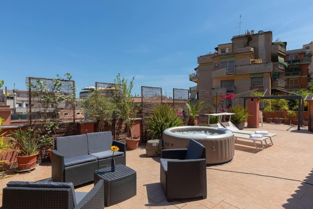 Penthouse With Jacuzzi On Private Terrace In Trastevere Rome Exterior photo