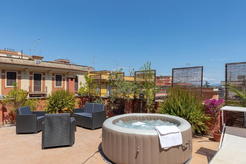 Penthouse With Jacuzzi On Private Terrace In Trastevere Rome Exterior photo