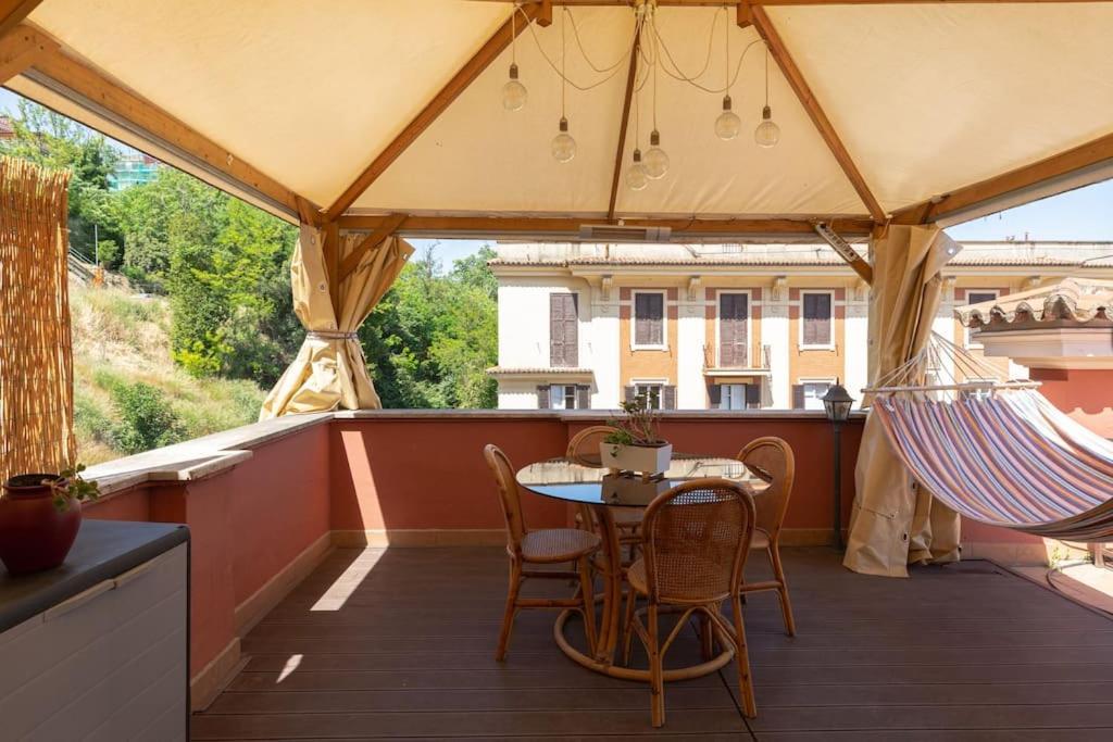 Penthouse With Jacuzzi On Private Terrace In Trastevere Rome Exterior photo