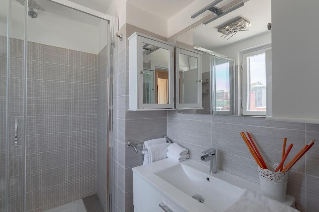 Penthouse With Jacuzzi On Private Terrace In Trastevere Rome Exterior photo